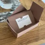 Gavekortet pakkes i æske og afhentes i klinikken. Afhentning kan først ske, når du har modtaget en bekræftelse fra klinikken (indenfor 12 timer). +25,00&nbsp;kr.