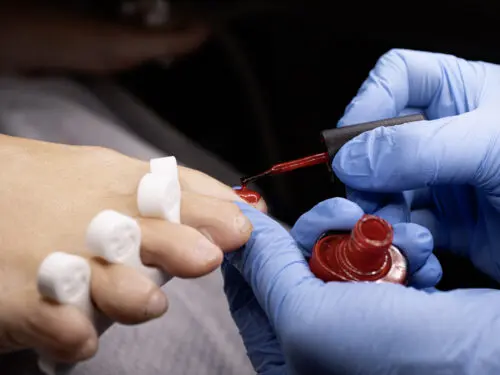 Fodbehandling med Vinelux CND (Alm. lak)